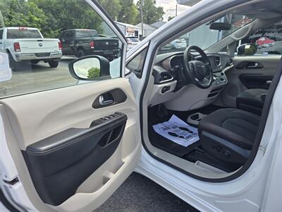 2020 Chrysler Voyager LX   - Photo 10 - Terre Haute, IN 47804