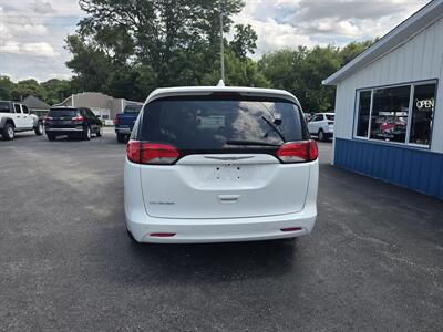 2020 Chrysler Voyager LX   - Photo 5 - Terre Haute, IN 47804