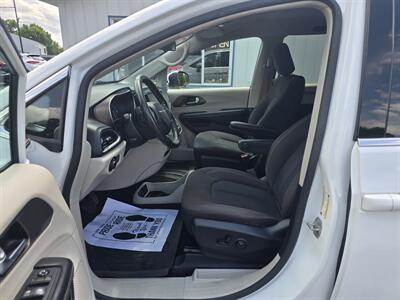 2020 Chrysler Voyager LX   - Photo 9 - Terre Haute, IN 47804