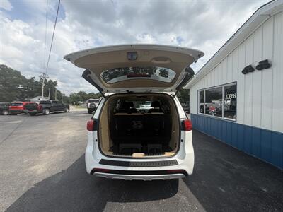 2018 Kia Sedona SXL   - Photo 10 - Terre Haute, IN 47804
