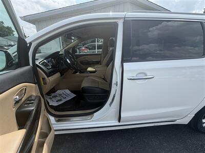 2018 Kia Sedona SXL   - Photo 8 - Terre Haute, IN 47804
