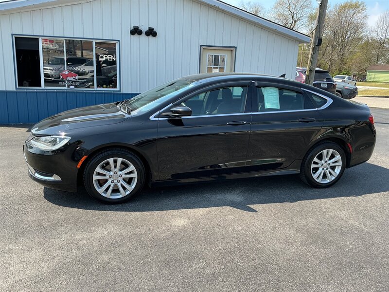 2016 Chrysler 200 Limited   - Photo 1 - Terre Haute, IN 47804