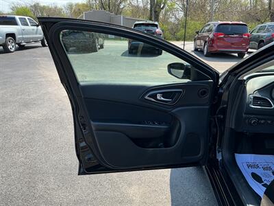 2016 Chrysler 200 Limited - Photo 13 - Terre Haute, IN 47804