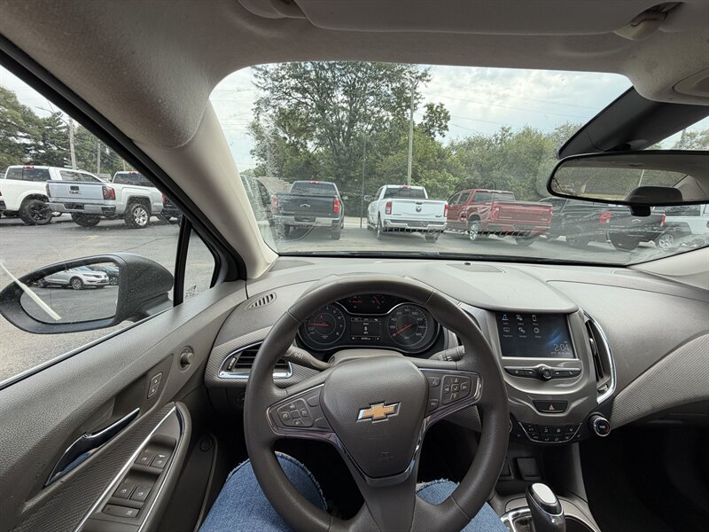 2017 Chevrolet Cruze LT Auto - Photo 23 - Terre Haute, IN 47804