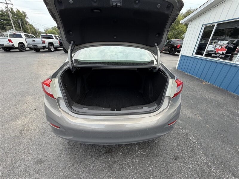 2017 Chevrolet Cruze LT Auto - Photo 9 - Terre Haute, IN 47804