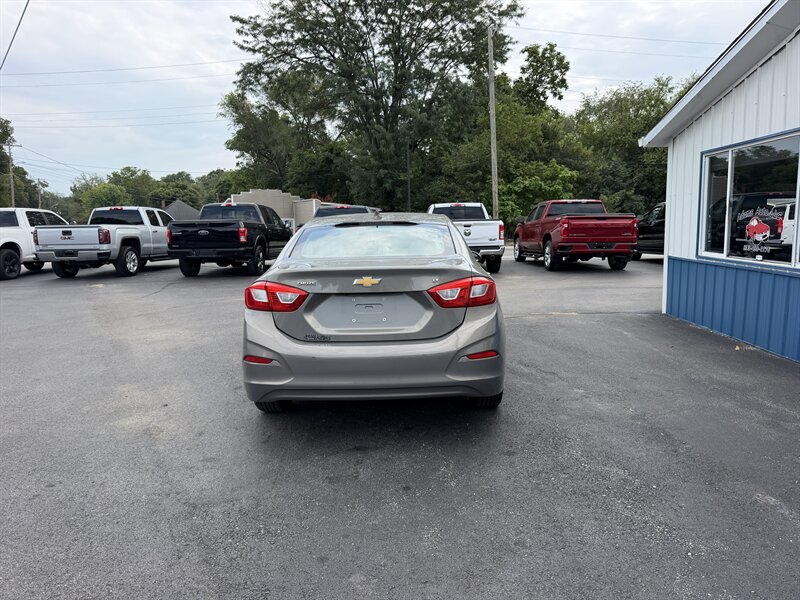 2017 Chevrolet Cruze LT Auto - Photo 4 - Terre Haute, IN 47804