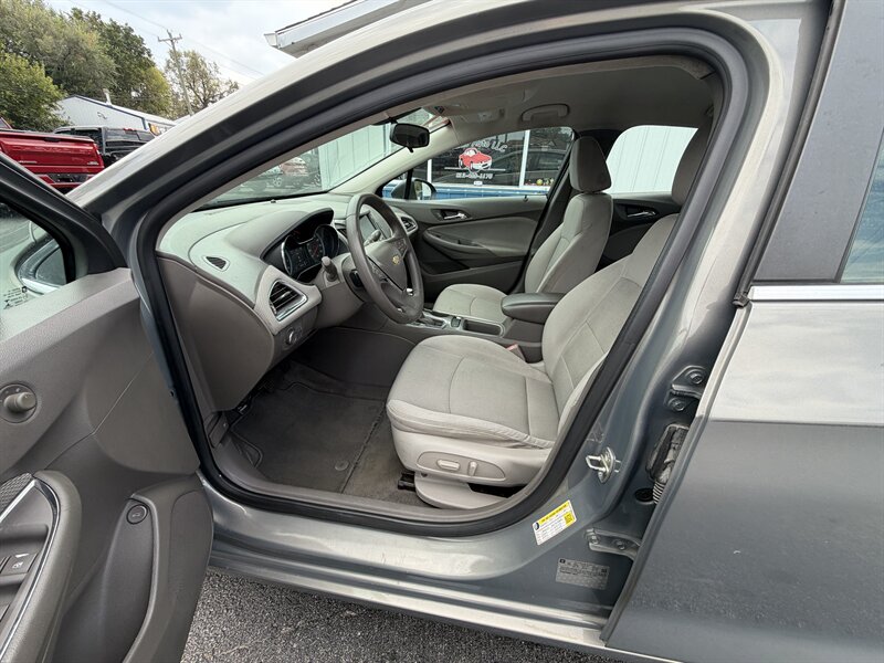 2017 Chevrolet Cruze LT Auto - Photo 7 - Terre Haute, IN 47804