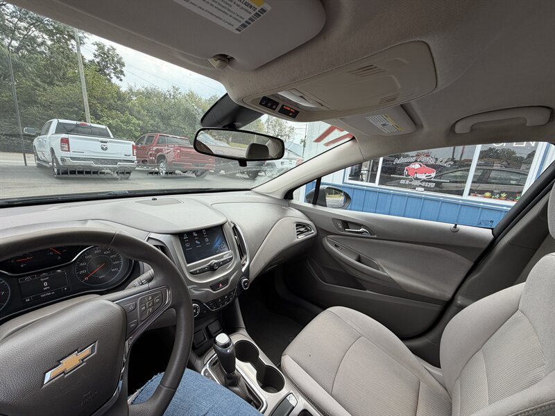 2017 Chevrolet Cruze LT Auto - Photo 18 - Terre Haute, IN 47804
