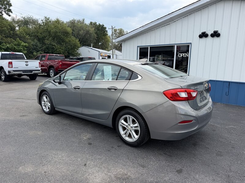 2017 Chevrolet Cruze LT Auto - Photo 3 - Terre Haute, IN 47804
