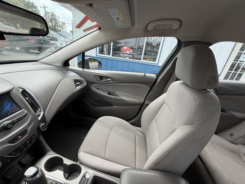 2017 Chevrolet Cruze LT Auto - Photo 30 - Terre Haute, IN 47804