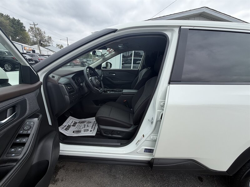 2023 Nissan Rogue SV - Photo 8 - Terre Haute, IN 47804