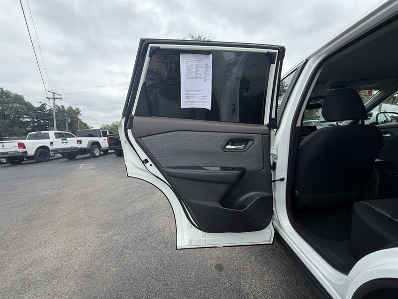 2023 Nissan Rogue SV - Photo 15 - Terre Haute, IN 47804