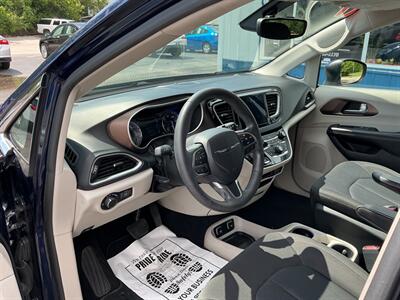 2017 Chrysler Pacifica Touring   - Photo 8 - Terre Haute, IN 47804