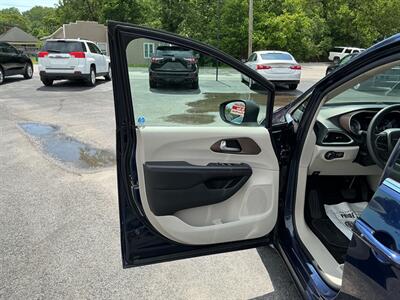 2017 Chrysler Pacifica Touring   - Photo 14 - Terre Haute, IN 47804
