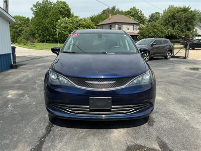 2017 Chrysler Pacifica Touring   - Photo 6 - Terre Haute, IN 47804