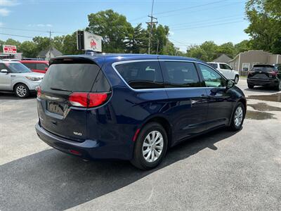 2017 Chrysler Pacifica Touring   - Photo 4 - Terre Haute, IN 47804