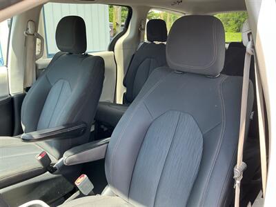 2017 Chrysler Pacifica Touring   - Photo 9 - Terre Haute, IN 47804