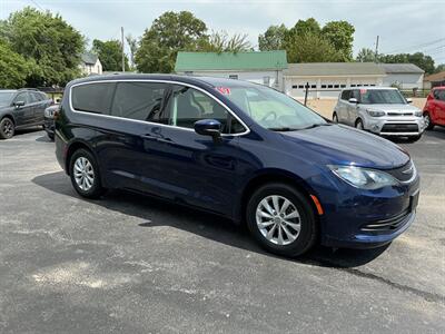 2017 Chrysler Pacifica Touring   - Photo 5 - Terre Haute, IN 47804