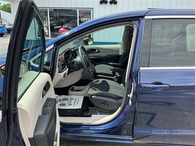 2017 Chrysler Pacifica Touring   - Photo 7 - Terre Haute, IN 47804