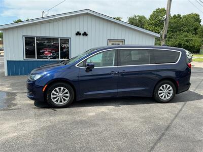 2017 Chrysler Pacifica Touring   - Photo 1 - Terre Haute, IN 47804