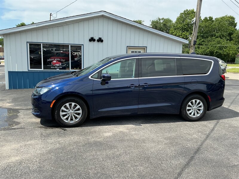 2017 Chrysler Pacifica Touring   - Photo 1 - Terre Haute, IN 47804