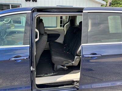 2017 Chrysler Pacifica Touring   - Photo 10 - Terre Haute, IN 47804