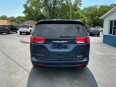 2017 Chrysler Pacifica Touring   - Photo 3 - Terre Haute, IN 47804