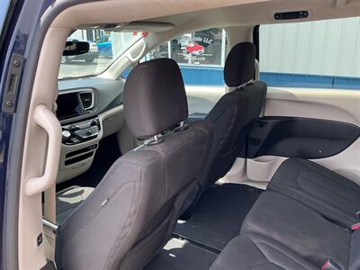 2017 Chrysler Pacifica Touring   - Photo 11 - Terre Haute, IN 47804