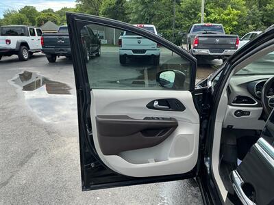 2021 Chrysler Pacifica Touring L - Photo 15 - Terre Haute, IN 47804