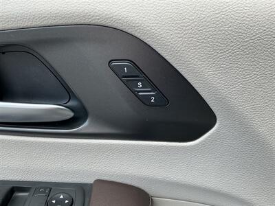 2021 Chrysler Pacifica Touring L - Photo 16 - Terre Haute, IN 47804