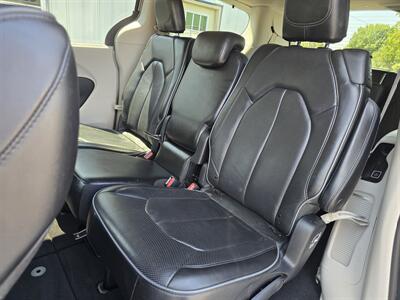 2019 Chrysler Pacifica Limited   - Photo 16 - Terre Haute, IN 47804