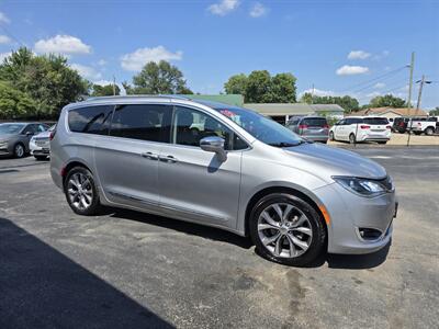 2019 Chrysler Pacifica Limited   - Photo 9 - Terre Haute, IN 47804