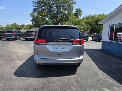 2019 Chrysler Pacifica Limited   - Photo 6 - Terre Haute, IN 47804