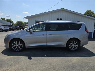 2019 Chrysler Pacifica Limited   - Photo 4 - Terre Haute, IN 47804