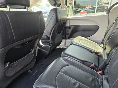 2019 Chrysler Pacifica Limited   - Photo 15 - Terre Haute, IN 47804