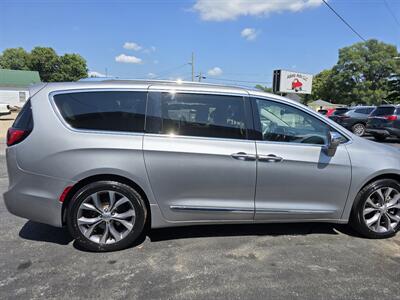 2019 Chrysler Pacifica Limited   - Photo 8 - Terre Haute, IN 47804