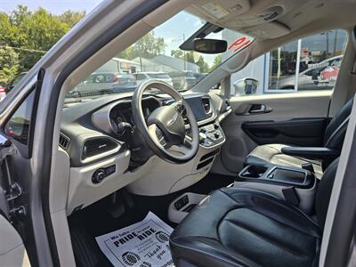 2019 Chrysler Pacifica Limited   - Photo 12 - Terre Haute, IN 47804
