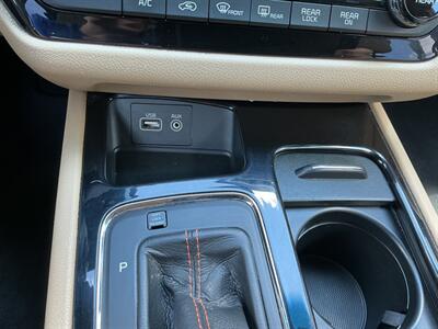 2017 Kia Sedona SX   - Photo 24 - Terre Haute, IN 47804
