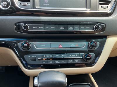 2017 Kia Sedona SX   - Photo 23 - Terre Haute, IN 47804