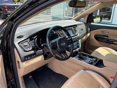 2017 Kia Sedona SX   - Photo 9 - Terre Haute, IN 47804