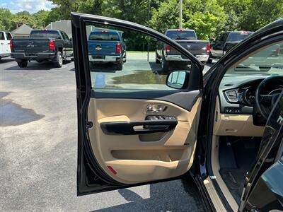 2017 Kia Sedona SX   - Photo 14 - Terre Haute, IN 47804