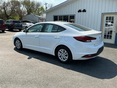 2019 Hyundai ELANTRA SE - Photo 2 - Terre Haute, IN 47804