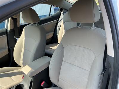 2019 Hyundai ELANTRA SE - Photo 9 - Terre Haute, IN 47804