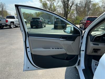 2019 Hyundai ELANTRA SE - Photo 13 - Terre Haute, IN 47804