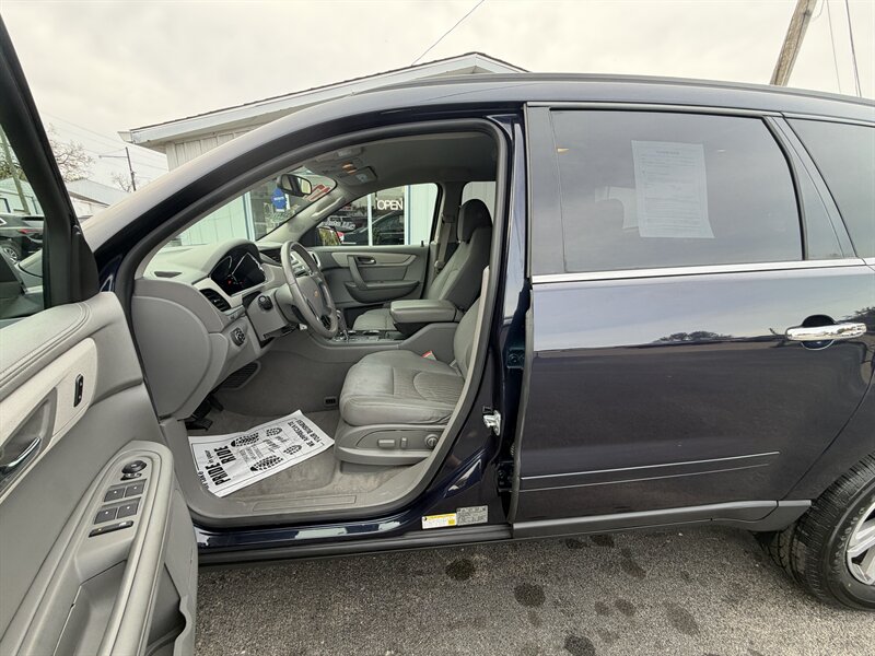 2017 Chevrolet Traverse LT - Photo 8 - Terre Haute, IN 47804
