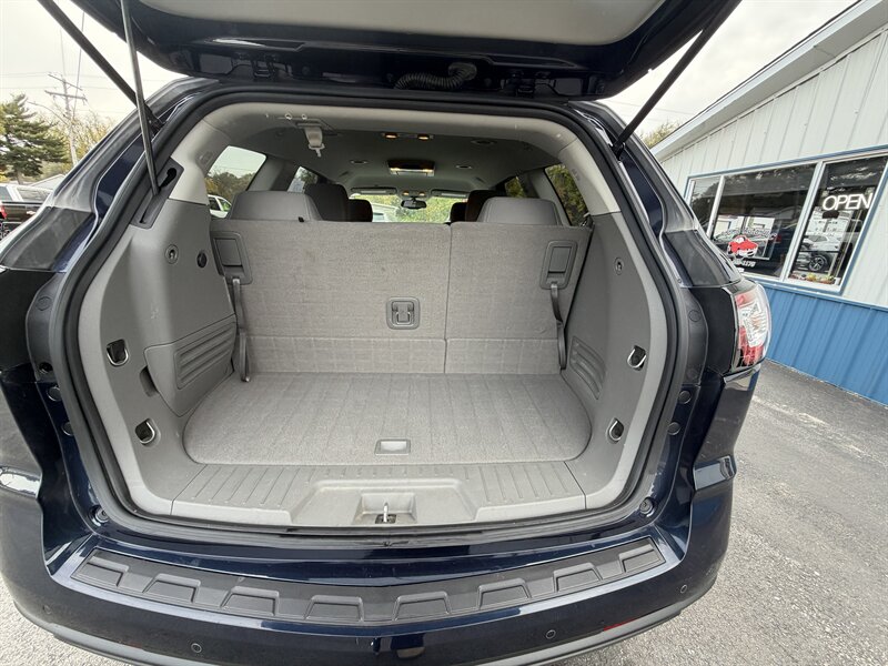2017 Chevrolet Traverse LT - Photo 11 - Terre Haute, IN 47804