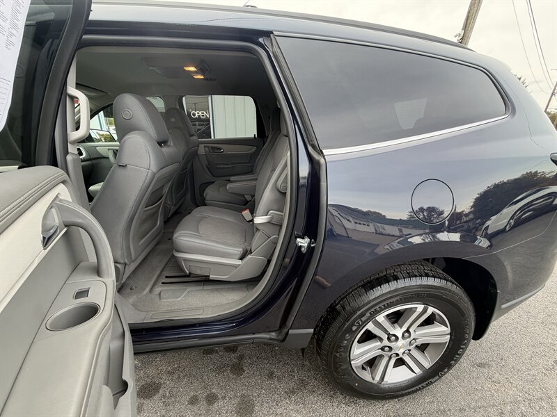 2017 Chevrolet Traverse LT - Photo 9 - Terre Haute, IN 47804