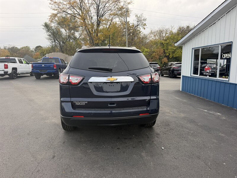 2017 Chevrolet Traverse LT - Photo 4 - Terre Haute, IN 47804