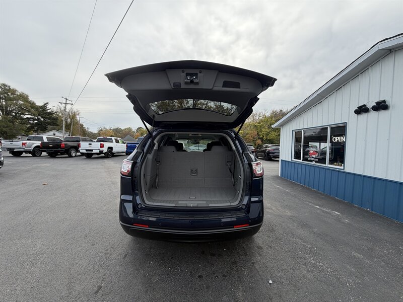 2017 Chevrolet Traverse LT - Photo 10 - Terre Haute, IN 47804