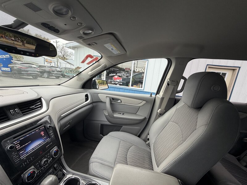 2017 Chevrolet Traverse LT - Photo 36 - Terre Haute, IN 47804